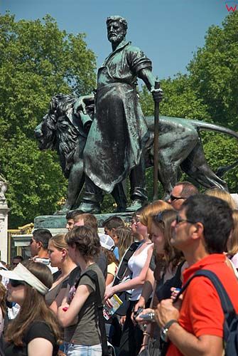Londyn. Turyści przed Quuen Victoria Memorial w oczekiwaniu na zmianę warty przed Pałacem Buckingham